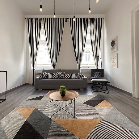 R&R Central Apartment Boedapest Buitenkant foto